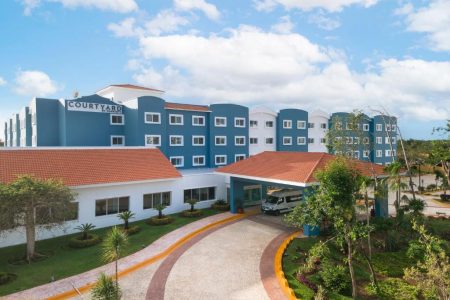 Courtyard By Marriott Cancun